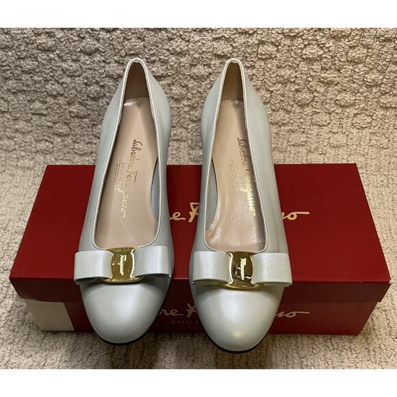 Salvatore Ferragamo Pumps Womens 8 C NIB Celeste Blue Vara Lillaz Logo Bow New